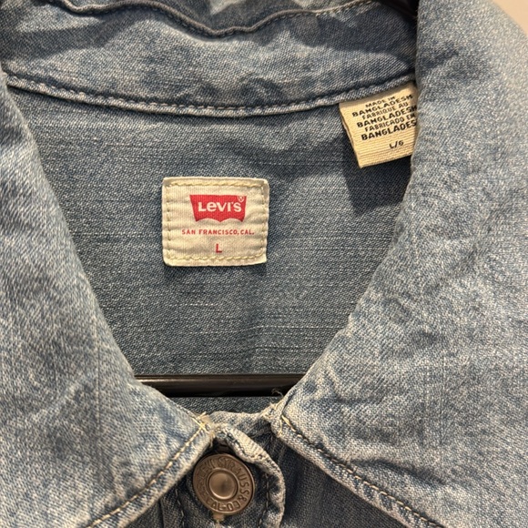 Levi’s Oversized Button Down Shirt - Picture 3 of 3